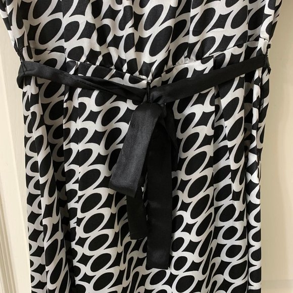 🌷3 for$25🌷Reitmans, US S, Black & White Geometric Circular Print Dress - Picture 5 of 9